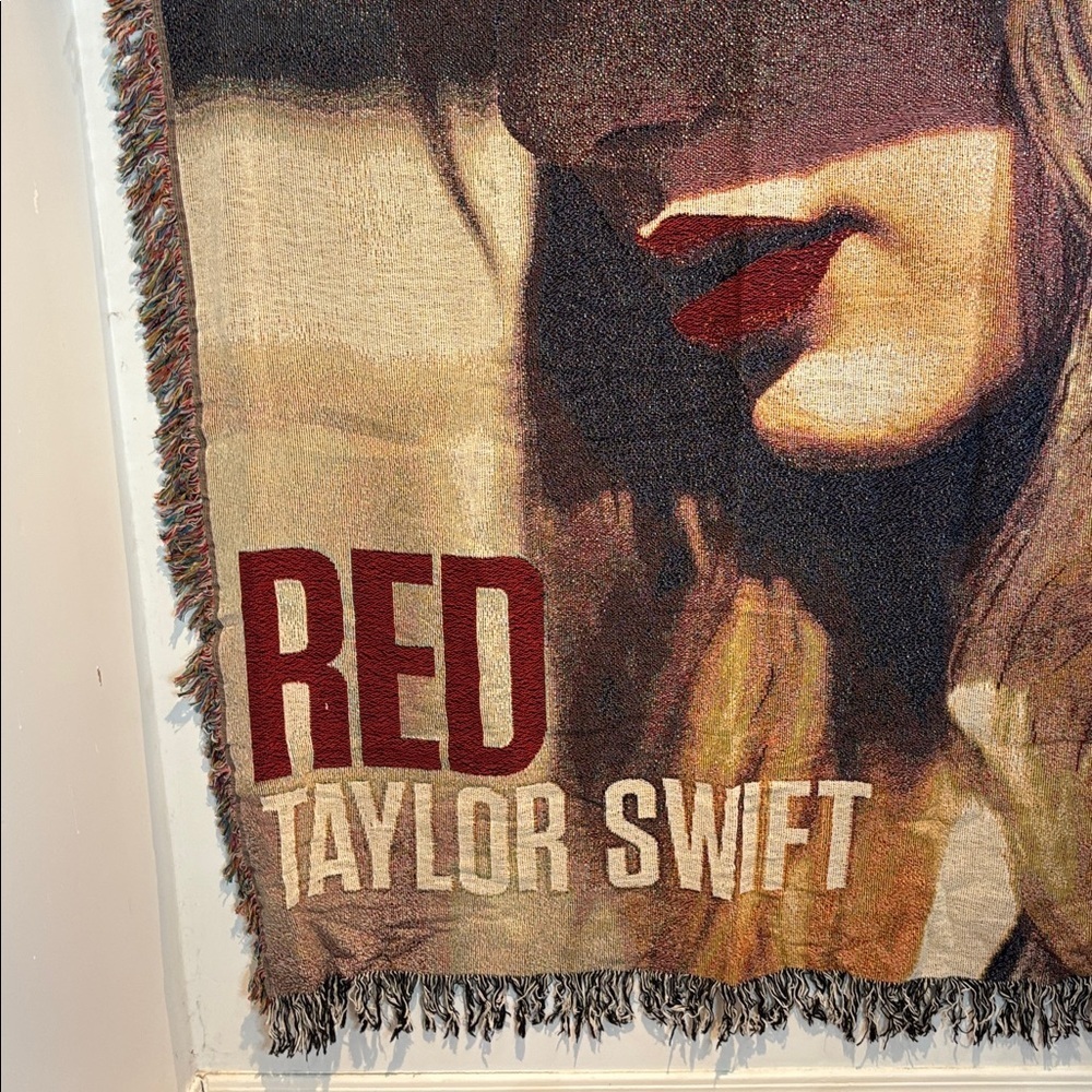 Taylor Swift Red Concert Tour Album Cover Tapestry Woven Throw Blanket 50x60 NWT - Picture 2 of 8